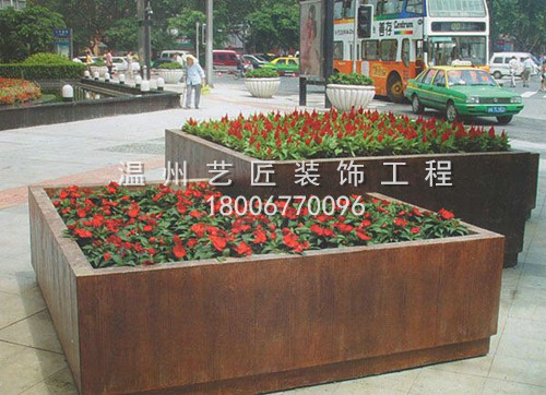 廣場(chǎng)上的花缽