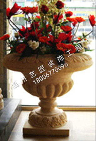 造型優(yōu)美的花缽